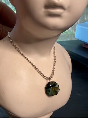 Green crystal on beaded chain. Necklace.